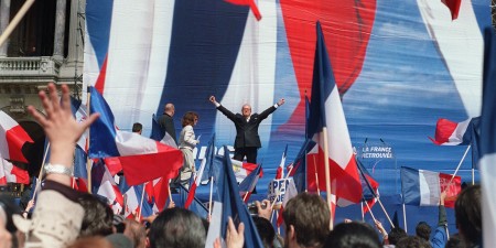 le président du Front national, candidat pour le deuxième tour de l'élection présidentielle, Jean-Marie Le Pen, salue des militants, le 01 mai 2002 place de l'Opéra à Paris, lors de son discours à l'occasion du défilé du FN. AFP PHOTO MAXIMILIEN LAMY
